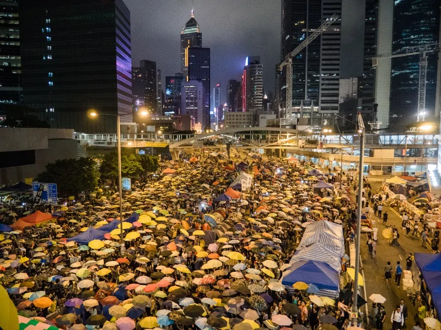 A crowd gathered in Harcourt Road as part of the Umbrella Revolution, October 2014. (Photo: STUDIO KANU/Licensed under CC BY-SA 2.0)