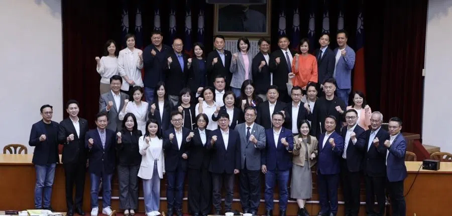 Cheng Li-wun with the KMT team after she became KMT chair. (Cheng Li-wun/Facebook)