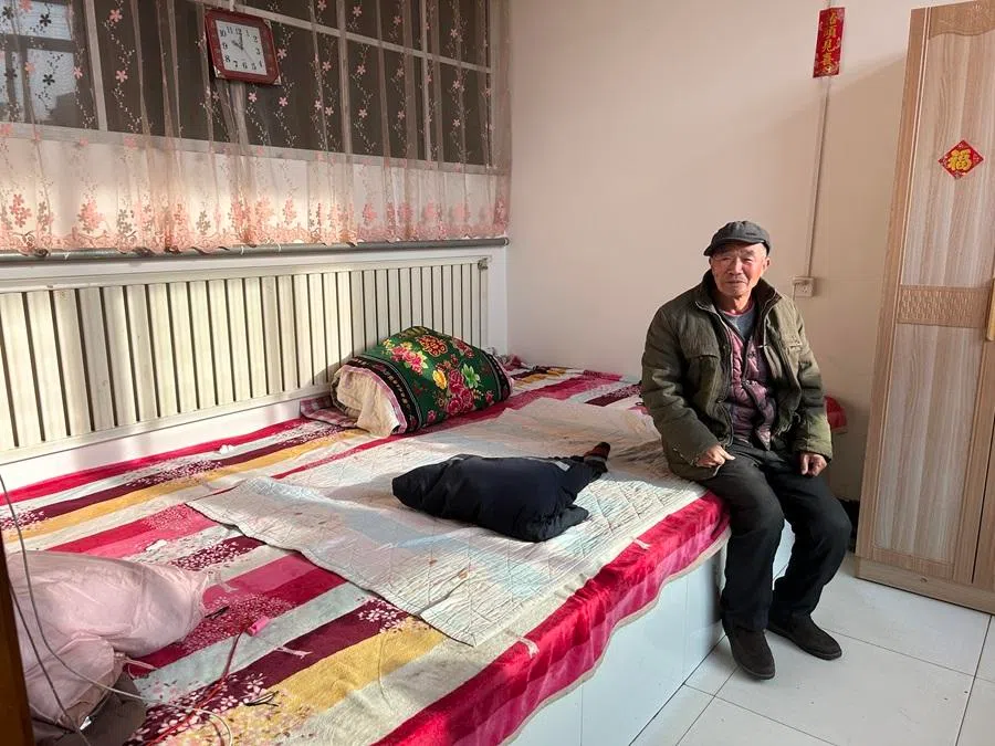 Liu Ming refrains from turning on the heating during winter due to the high cost.