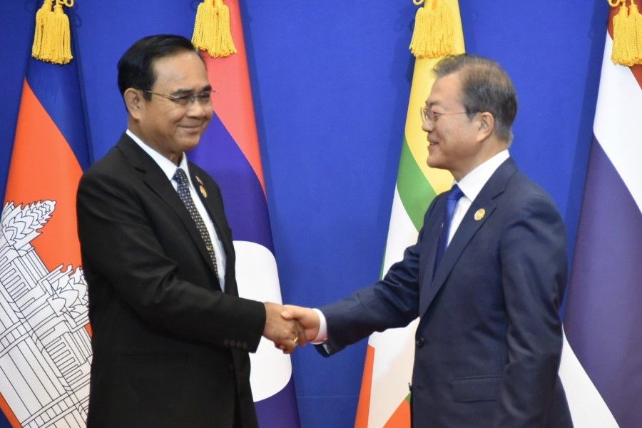 South Korean President Moon Jae-In (right) shakes hands with Thai Prime Minister Prayut Chan-o-cha at the 1st Mekong-ROK Summit, 27 November 2019. (Thailand Ministry of Foreign Affairs website)