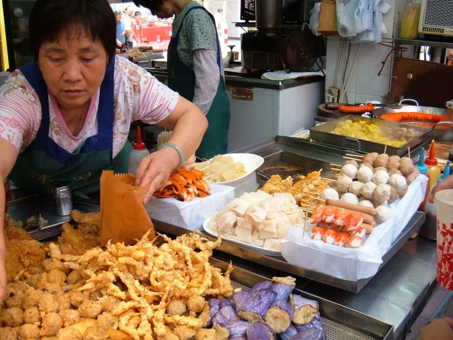 A street food vendor in Causeway Bay, Hong Kong, 2007. (Photo: BrokenSphere/Licensed under CC BY-SA 3.0)