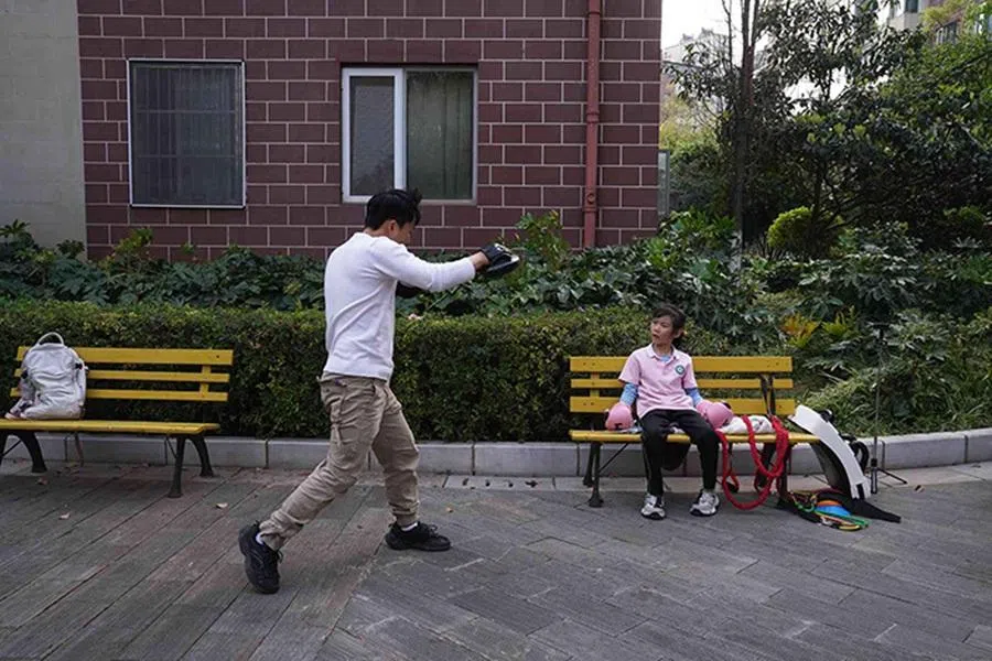Huang Tingshun demonstrates how to throw punches.
