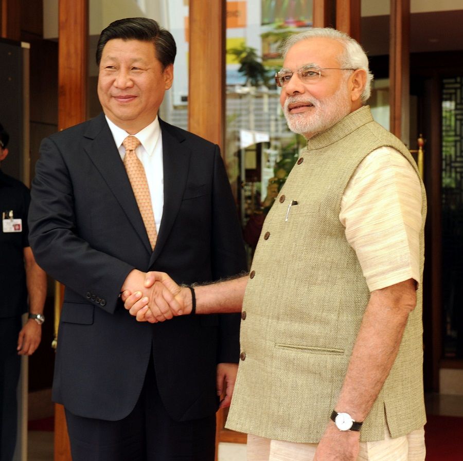 Indian Prime Minister Narendra Modi (right) welcoming Chinese President Xi Jinping at Hyatt Hotel, Ahmedabad, India, on 17 September 2014. (Press Information Bureau of India)