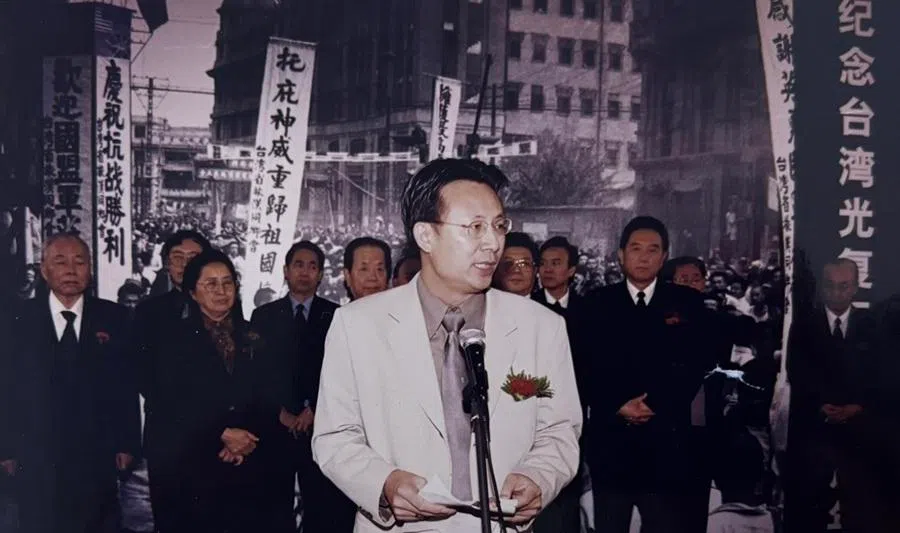 In 2001, I worked with mainland Chinese authorities to organise a photographic exhibition commemorating the 56th anniversary of Taiwan’s retrocession at the National Museum of China. I delivered remarks on behalf of a Taiwanese organisation. Standing behind me on the left is Chinese Vice-Premier Qian Qichen.