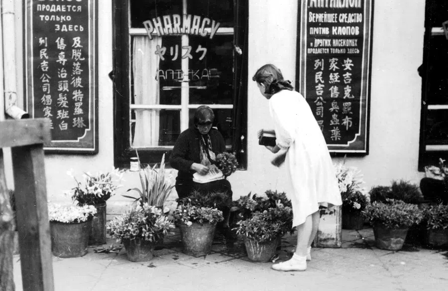 Russian residents on the streets of Harbin, lending Russian flavour to city life, late 1930s.
