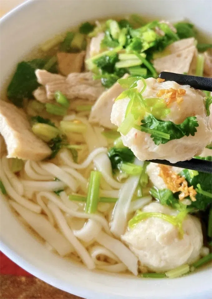 A hearty bowl of Chaozhou noodles with meatballs. (WeChat/玉茗堂前)