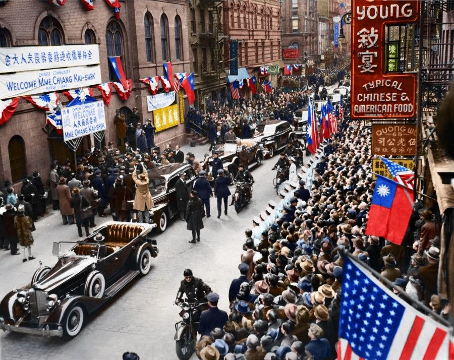 Madame Chiang visiting a Chinese school in Mott Street, New York, March 1943. The school was in the heart of Chinatown, the earliest Chinese area. Police escort Madame Chiang and her group from the car to the school, surrounded by journalists taking photos. The school has prepared welcome banners as well as the Republic of China flag.