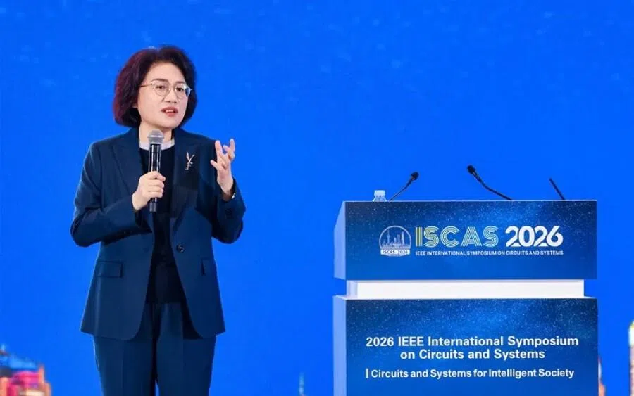 He Tingbo speaking at the IEEE International Symposium on Circuits and Systems, on 25 May 2026.