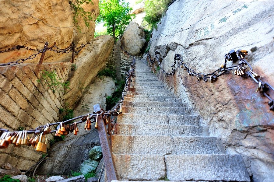 The Thousand-Foot Precipice of Mount Hua (华山). (iStock)