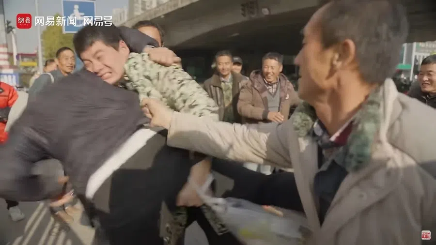 A scuffle breaks out over a job. (Internet)