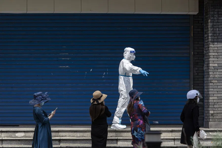 Residents queue for a Covid-19 test during a lockdown in Shanghai, China, on 16 May 2022. (Bloomberg)