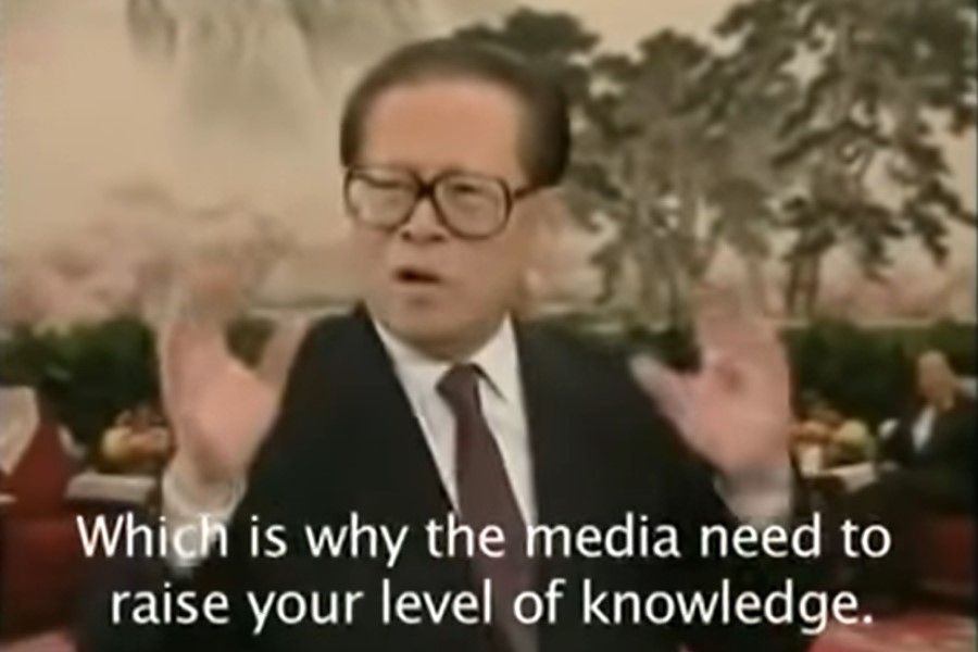 Jiang Zemin lecturing Hong Kong journalists in 1999. (Internet)