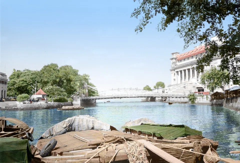 Collyer Quay in the 1950s. Directly ahead is Cavenagh Bridge built in 1870, with Anderson Bridge further on. On the right is the General Post Office of the British colonial period, today the Fullerton Hotel. As Singapore was an important international commercial port, many goods were subject to shipping tariffs, so the post office and customs department were usually connected. The post office building was named after the first Governor of the Straits Settlements, Robert Fullerton.