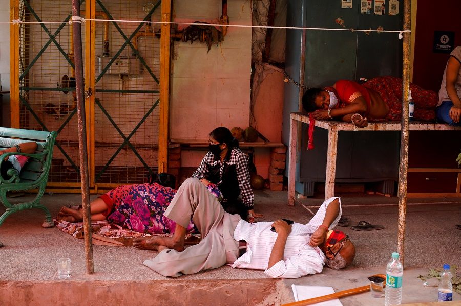 People with breathing problems due to the Covid-19 coronavirus wait to receive oxygen support for free at a Gurudwara (Sikh temple) in Ghaziabad, India, 27 April 2021. (Adnan Abidi/Reuters)
