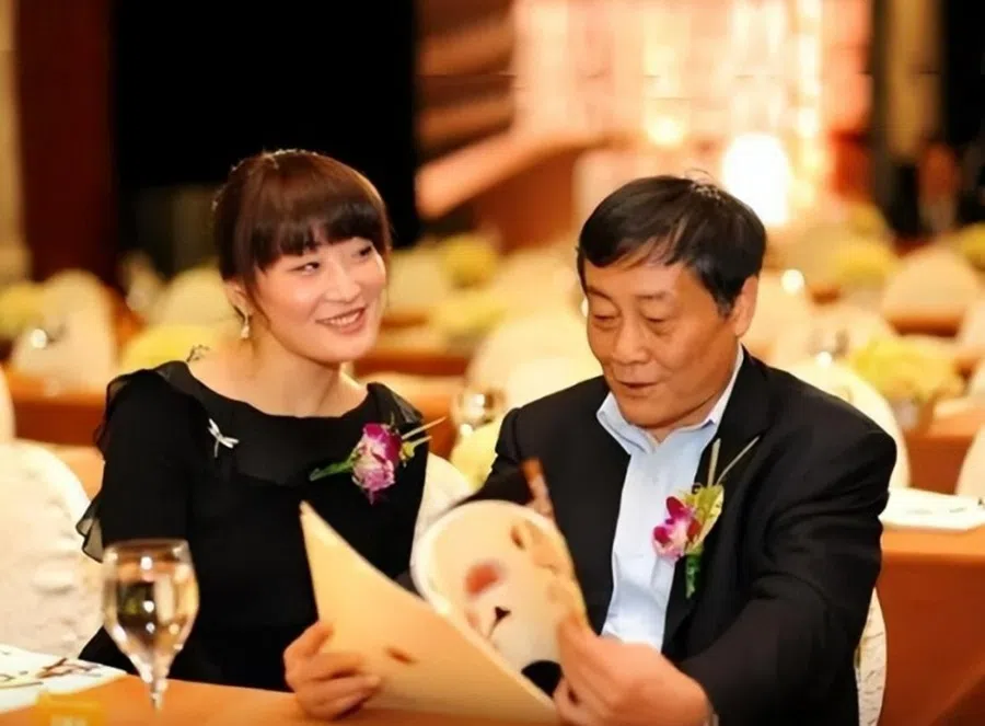 A shot of Wahaha chairwoman Kelly Zong and her father, Wahaha founder Zong Qinghou (1945-2024). 