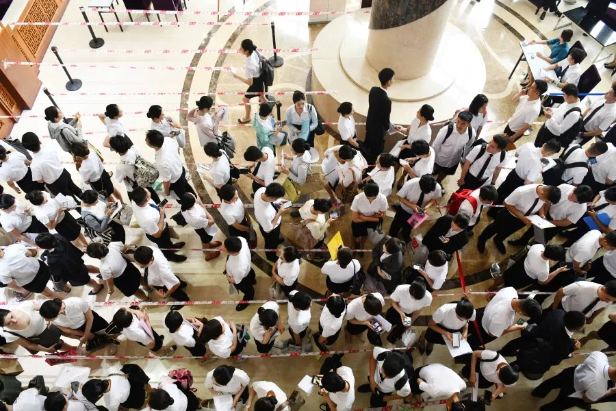 A queue of people applying to be flight attendants and aviation safety officers with China Eastern Airlines in Sichuan, 12 June 2023. (CNS)