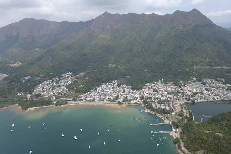 The Pat Sin Leng serves as a beautiful backdrop for Tai Mei Tuk. (Photo: User: Geographer/Licensed under CC BY-SA 3.0)
