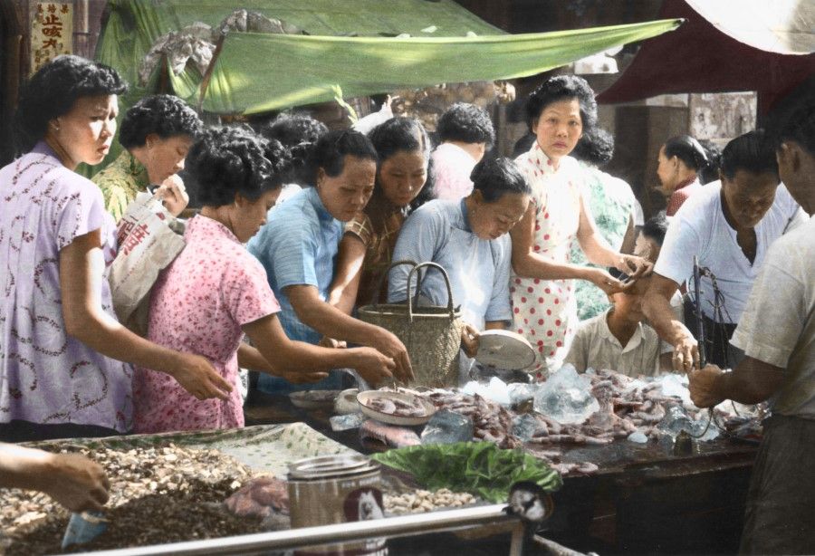 Female customers selecting live prawns at a stall in Singapore in the 1960s. As a port city, Singapore had access to freshly caught seafood all year round.