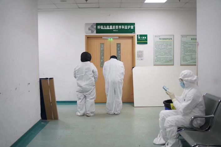 Wuhan Central Hospital staff bowing in farewell to Dr Li Wenliang. (Internet)