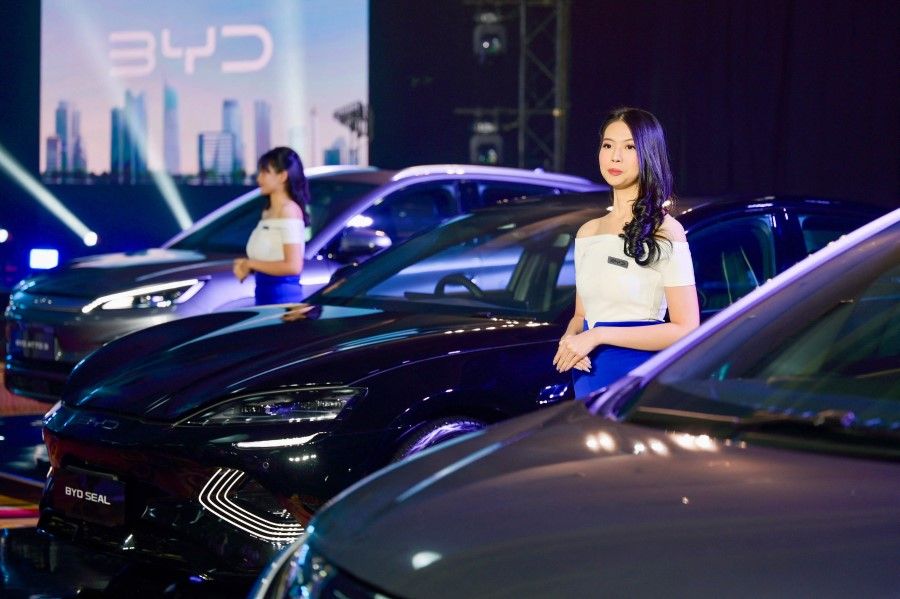 Models stand in between three types of newly launched Chinese-made battery-powered vehicles (EV, electric vehicle) during the launch of the BYD brand in Jakarta, on 18 January 2024, which will be sold in Indonesia, with an investment of US$1.3 billion. (Bay Ismoyo/AFP)
