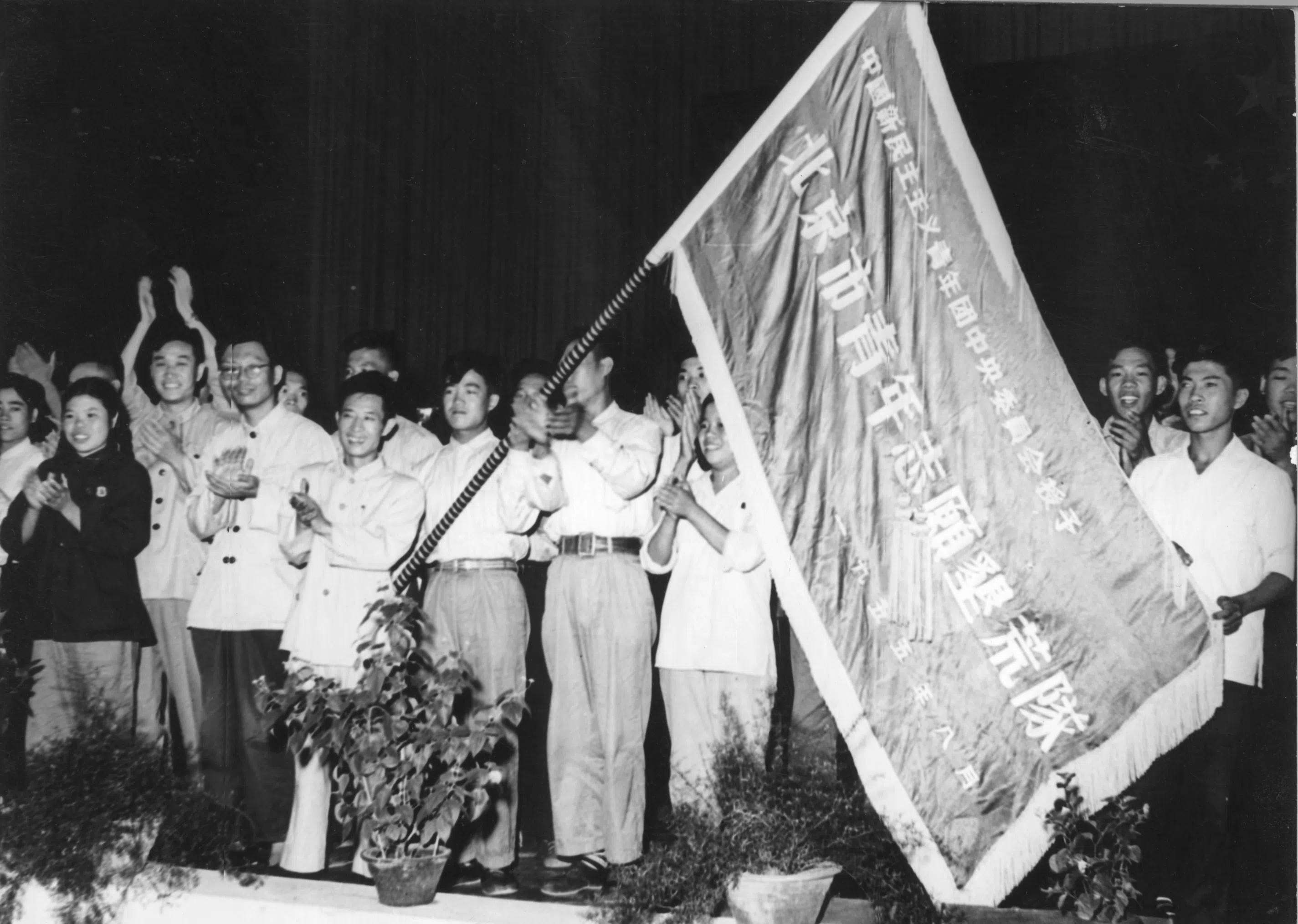 In 1968, the first youth volunteer army appeared in Shanghai, going to the countryside to receive re-education.