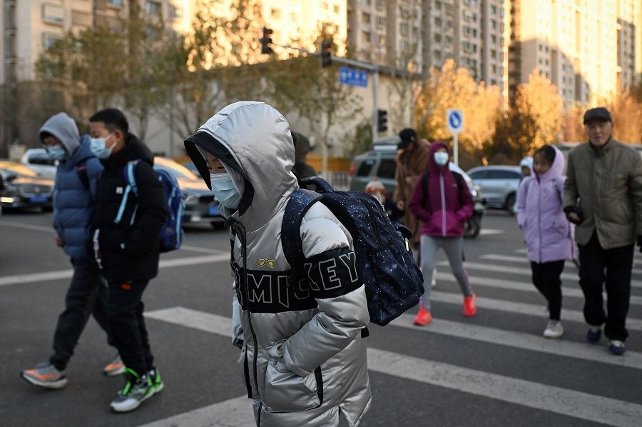 Primary school students head for classes in Beijing, China, on 29 November 2023. (Wang Zhao/AFP)