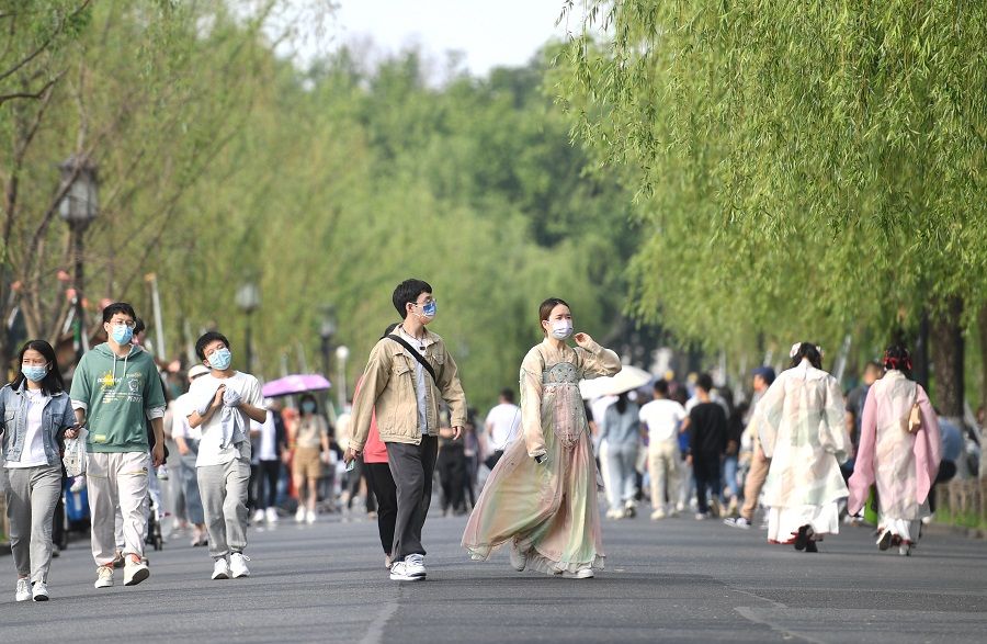 People walk on the Badi Causeway in West Lake, Hangzhou, Zhejiang province, China, 2 May 2022. (CNS)