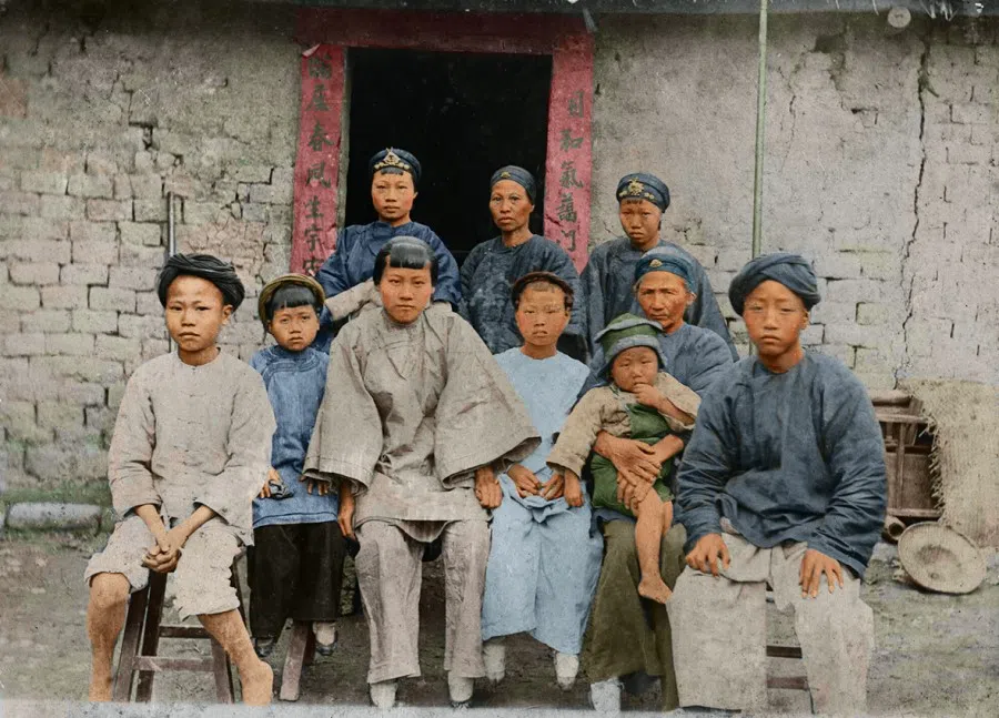 A traditional farming household and mud hut in Taiwan, 1900s.