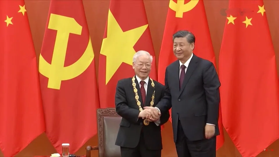A screen shot from a video featuring Xi Jinping, general secretary of the Communist Party of China, awarding Nguyen Phu Trong, general secretary of the Communist Party of Vietnam, the Friendship Medal of the People's Republic of China during a ceremony held at the Great Hall of the People in Beijing, on 31 October 2022. (Internet)