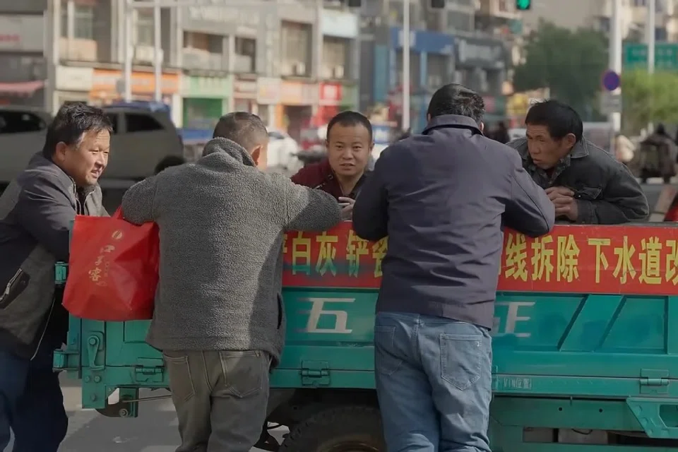 Migrant workers wait to be approached with offers for jobs. (Internet)
