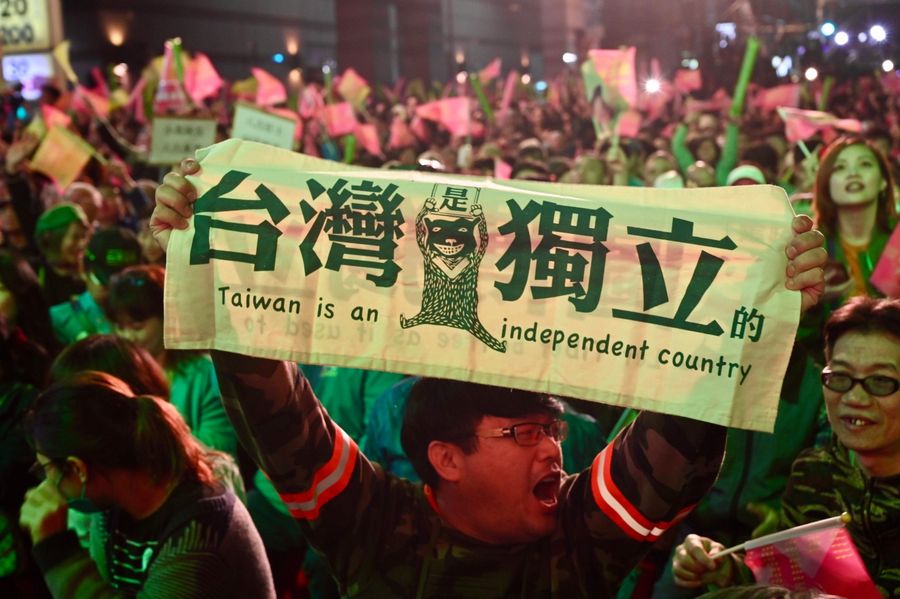 A supporter of Taiwan President Tsai Ing-wen displays a banner outside the campaign headquarters in Taipei on 11 January 2020. (Sam Yeh/AFP)