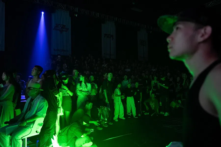 At an underground breaking competition in Beijing on 28 June 2024, Zhuangzhuang’s coach Su Jie was in the crowd. He also participated in the 3v3 adult competition.
