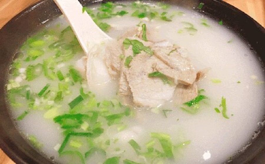 Thick, white mutton soup with coriander sprinkled on top. (Internet)