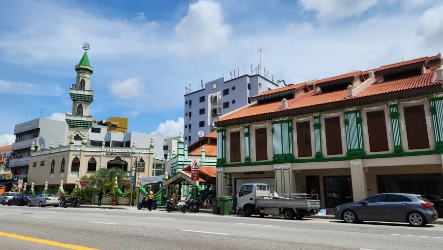 The units where The China Museum of Cultural Artefacts used to be, with Masjid Khadijah on the left, April 2023. (SPH Media)