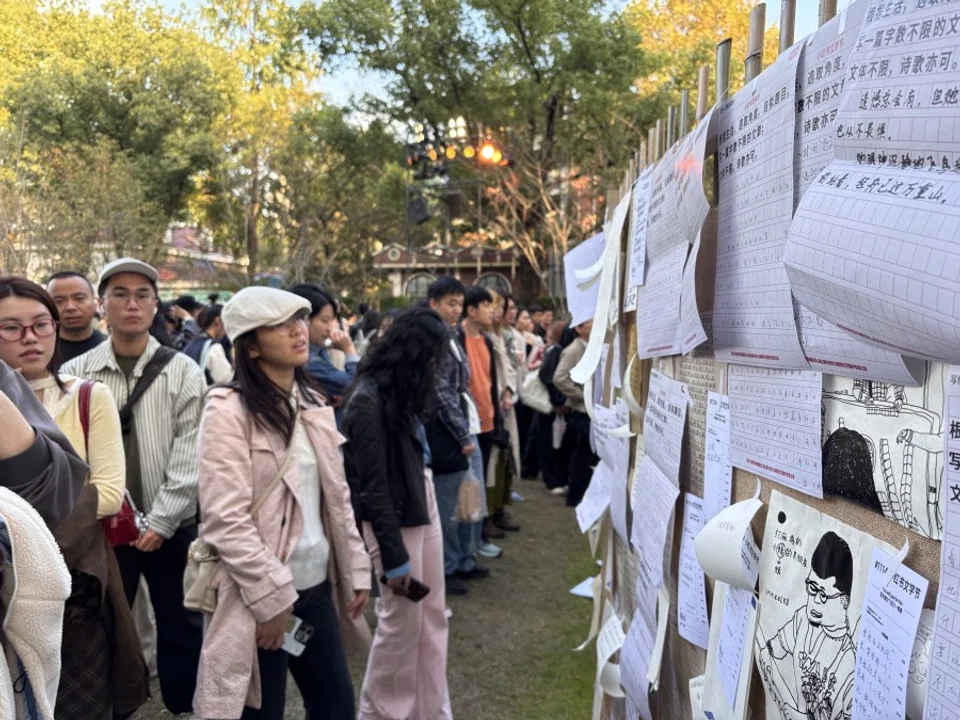 People read entries posted on a notice board at the Xiaohongshu Lifewriting Festival.