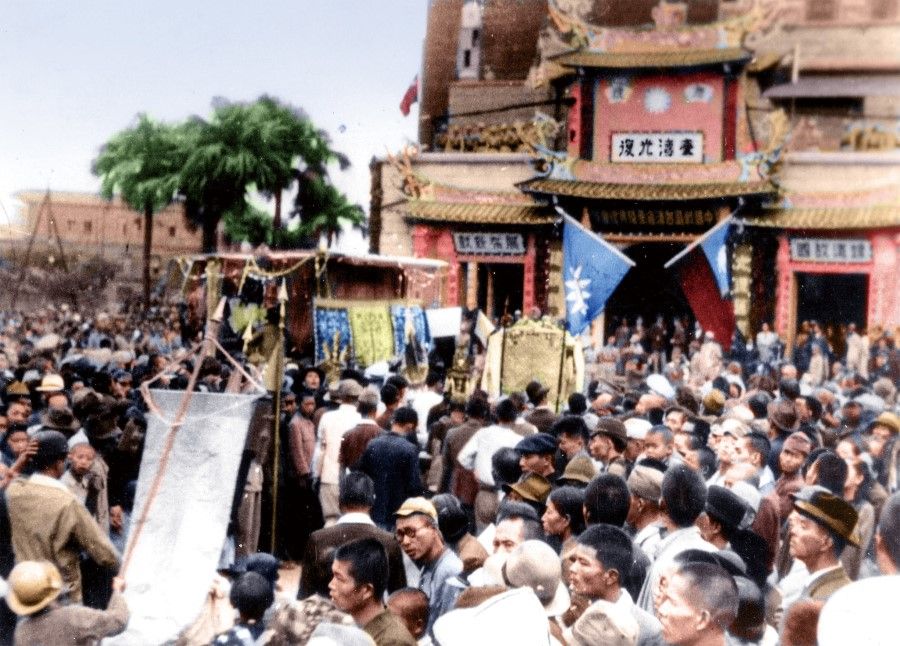 A huge crowd gathers outside the Taipei City Public Auditorium (now Zhongshan Hall) to witness the historic moment and celebrate Taiwan's liberation as Japanese representative Rikichi Ando signs the surrender documents on 25 October 1945.