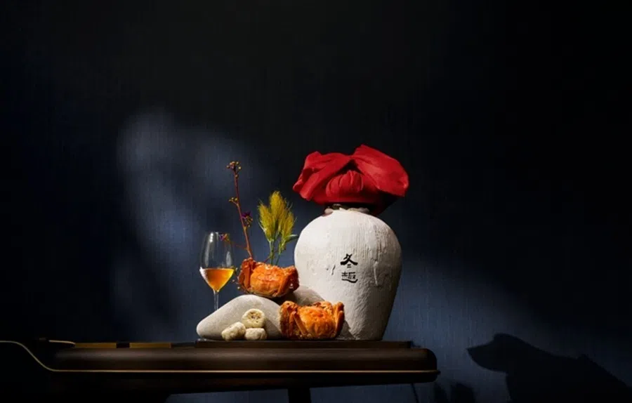 Jin Ting Wan, a Chinese fine-dining restaurant, pairs its hairy crab dishes with a rare 2009 Dongqu huangjiu. Head sommelier Joe Yang ladles it from a traditional clay jar, creating a highly ceremonial experience unlike any hairy crab meal seen in Singapore, January 2026