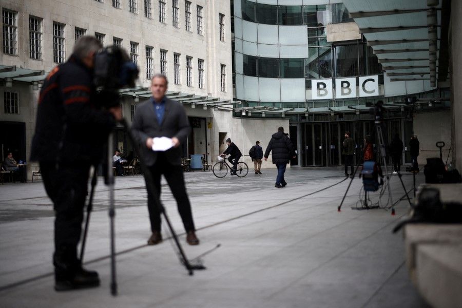 Members of the media work outside the BBC headquarters, in London, Britain, 28 April 2023. (Henry Nicholls/Reuters)