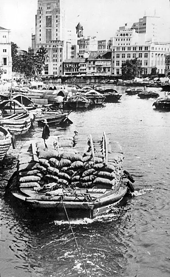 Tongkangs and coolies on the Singapore River in the early years.