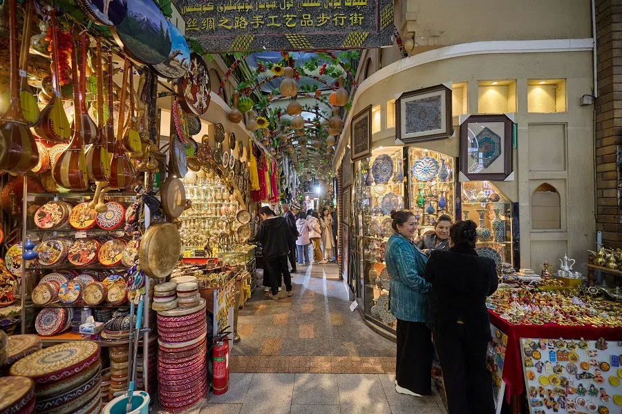 The Xinjiang International Grand Bazaar in Urumqi is a must-visit tourist destination. Here, every distinctive building hides a world of its own, while the maze-like commercial streets offer a dazzling array of handicrafts, local specialties and delicious food — a one-stop feast for the senses.