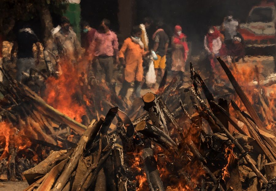 Funeral pyres burn at a crematorium in New Delhi, India 23 April 2021. (Anindito Mukherjee/Bloomberg)