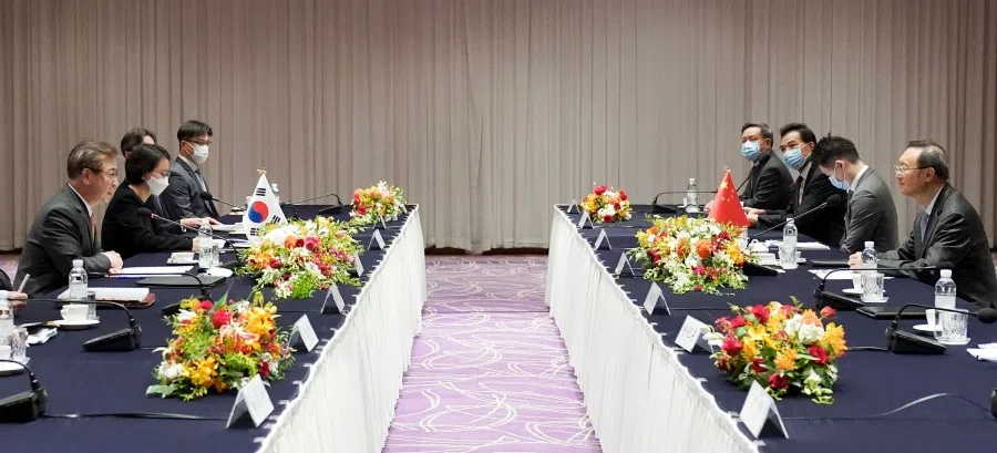 South Korea's national security adviser Suh Hoon (L) talks with Yang Jiechi (R), a member of the Political Bureau of the Communist Party of China's (CPC) Central Committee, during their meeting at a hotel in Busan on 22 August 2020. (YONHAP/AFP)