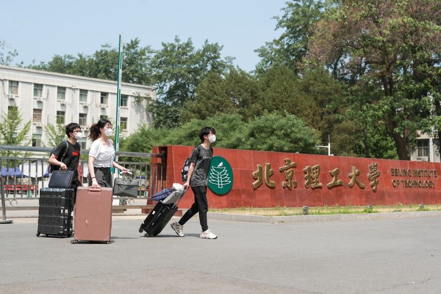 Students of Beijing Institute of Technology leave the university's Zhongguancun campus on 3 June 2022. (Jia Tianyong/CNS)