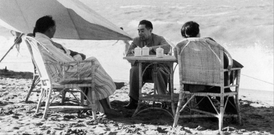Mao Zedong (left) and Zhou Enlai (center) chat on Beidaihe beach in 1954. (Wikimedia)