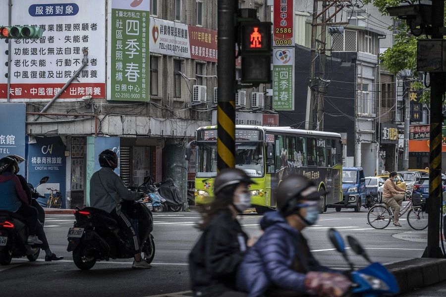 Motorists wearing protective masks in Taipei, Taiwan, on 24 May 2022. (Lam Yik Fei/Bloomberg)