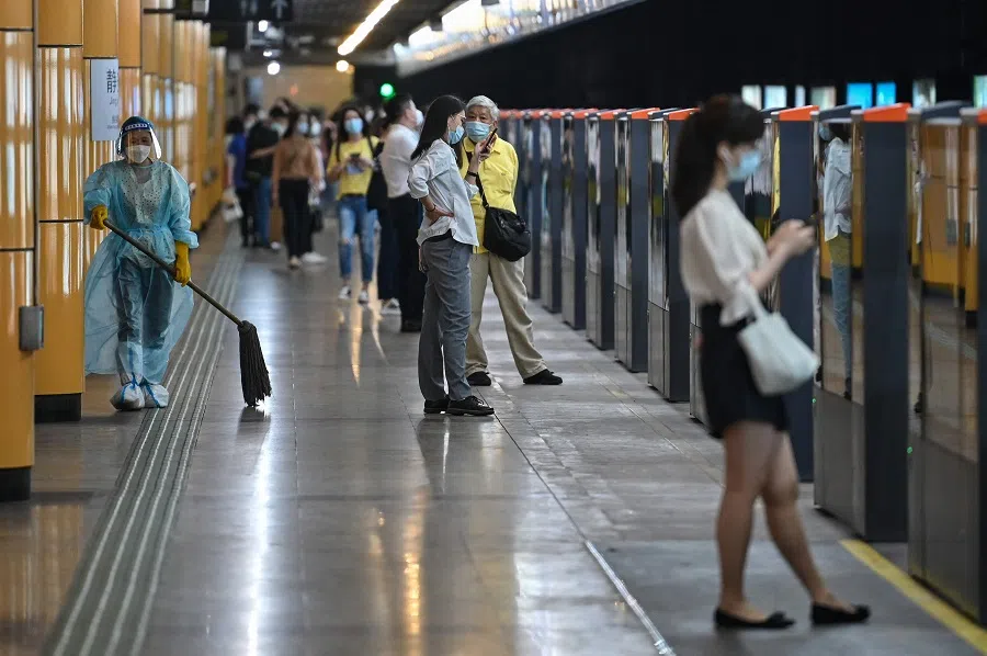 People wait for a train in a subway station in the Jing'an district of Shanghai, China, on 1 June 2022. (Hector Retamal/AFP)