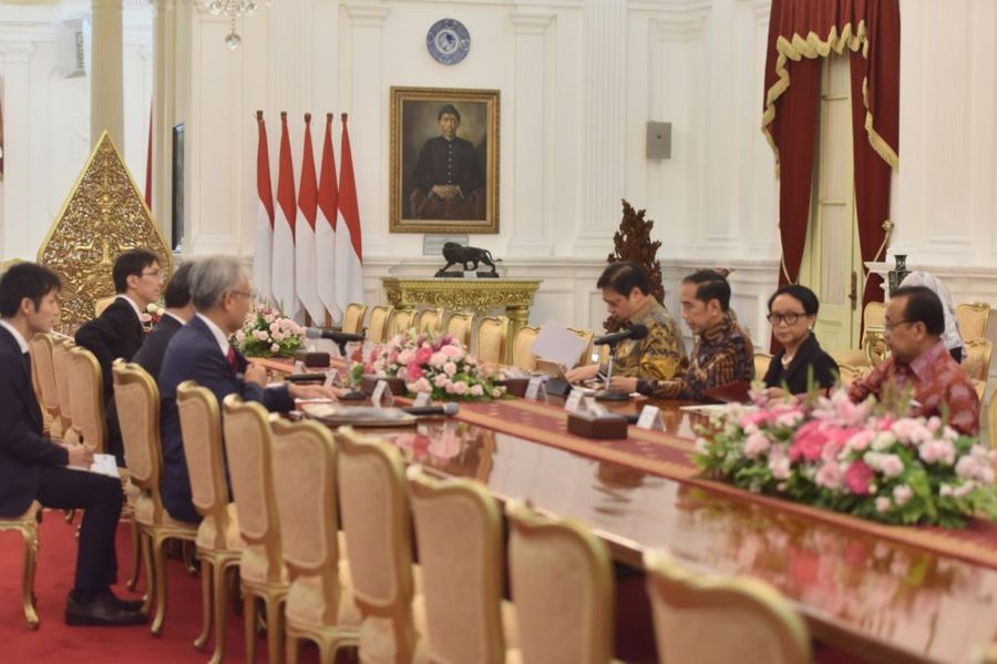 President Joko "Jokowi" Widodo, accompanied by a number of Cabinet Ministers, receives a courtesy call from Japanese Foreign Affairs Minister Motegi Toshimitsu, at the Merdeka Palace, Jakarta, 10 January 2020. (Ibrahim/PR/Cabinet Secretariat of Indonesia website)