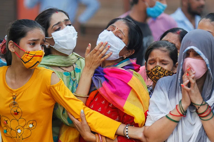 Relatives mourn the death of a man due to the Covid-19 coronavirus, at a crematorium in New Delhi, India, 28 September 2020. (Adnan Abidi/Reuters)
