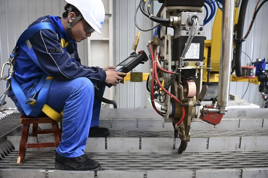 A worker in a factory in Foshan, Guangdong, operates a robot for welding, 10 June 2023. (CNS)