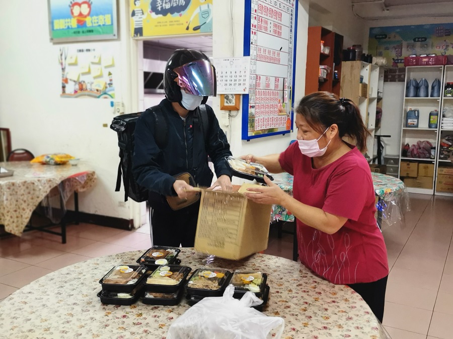 Young people would occasionally drop by to donate freshly-cooked packed meals and fresh vegetables at the South Airport Joyous Living Centre.